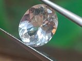 un diamant maintenu par une paire de pinces