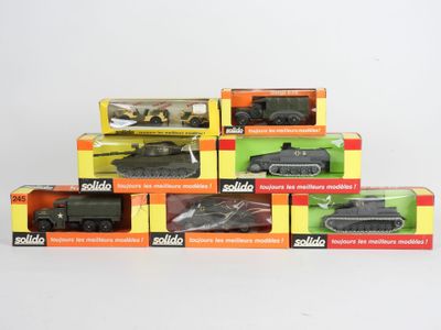 six modèles différents de véhicules militaires dans une boîte