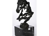 statue d'un cheval posée sur un socle en marbre noir, sur fond blanc