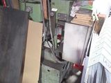 une photo d'un homme travaillant dans une usine