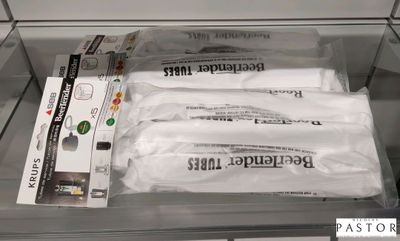 trois paquets de papier toilette empilés les uns sur les autres