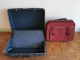 deux bagages posés l'un à côté de l'autre sur le sol