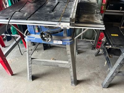 une photo d'une table sur laquelle est posée une scie circulaire à table