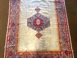 un tapis orné d'un motif rouge et bleu