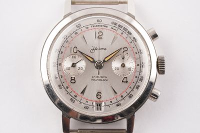 une image d'un gros plan d'une montre-bracelet sur une surface blanche