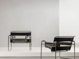 deux chaises noires posées sur un sol blanc