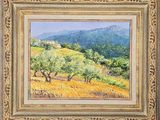 une peinture à l'huile représentant un paysage avec des arbres et des montagnes en arrière-plan