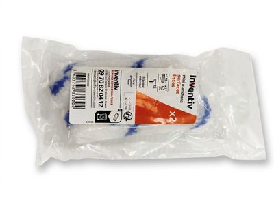 un gros plan sur un sac en plastique rempli de pansements bleus et blancs