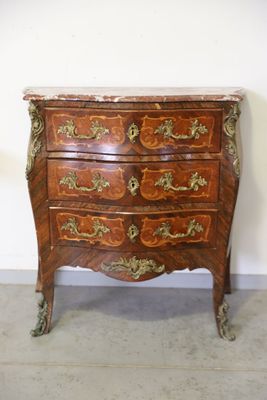 une petite commode en bois avec un plateau en marbre