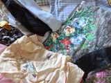 beaucoup de vêtements qui traînent sur un lit