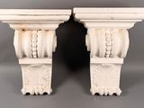 paire de corbeaux anciens en plâtre blanc, ornés de motifs sculptés
