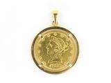 un pendentif en forme de pièce d'or, avec le visage d'une femme au centre