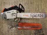 a chainsaw that is laying on the ground