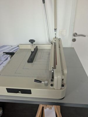 Lot comprenant deux massicots, une plastifieuse et une relie… - Photo 1