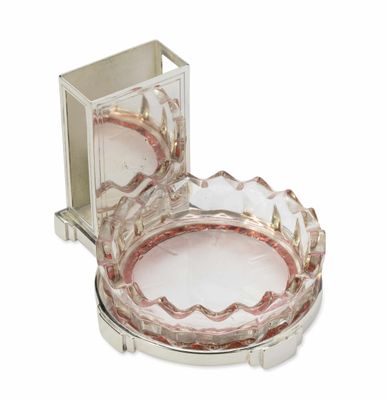 un plateau en argent contenant un bol en verre rose