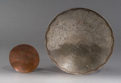 un bol et une orange posés l'un à côté de l'autre