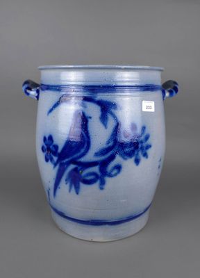 un vase bleu et blanc avec un oiseau dessus