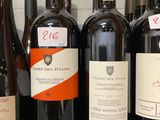 plusieurs bouteilles de vin sont alignées sur une étagère dans un magasin