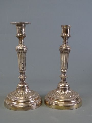Paire de flambeaux à décors de cannelures en métal argenté de sty...