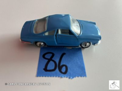 une petite voiture posée sur une feuille de papier