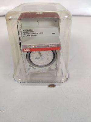 une horloge à l'intérieur d'une boîte en plastique posée sur une table