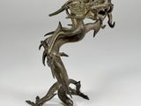 statue en bronze représentant une sirène tenant un poisson dans la bouche