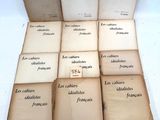 Six vieux livres français sont empilés les uns sur les autres sur une table.