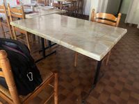 20 tables au plateau en résine de quatre places