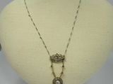 un mannequin blanc portant un collier et une couronne
