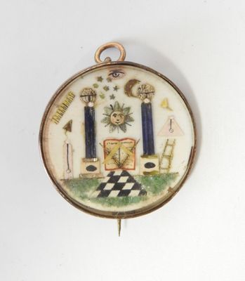 une photo d'une horloge accrochée au mur