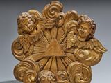 une image représentant une assiette en or ornée d'anges et d'une étoile