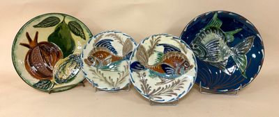 trois assiettes à motifs différents posées sur une surface blanche