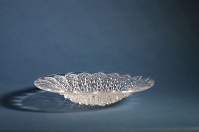 un bol en verre posé sur une table