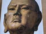 un livre sur lequel figure le portrait d'un homme
