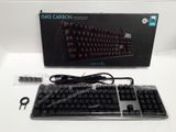 un boîtier sur lequel se trouvent un clavier et une souris