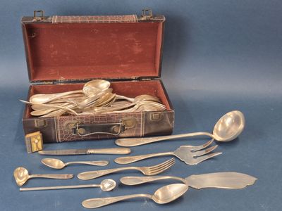 couverts dans un coffret contenant des cuillères, des fourchettes et des cuillères-cuillères