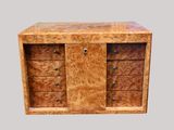 une image représentant une commode en bois avec des tiroirs