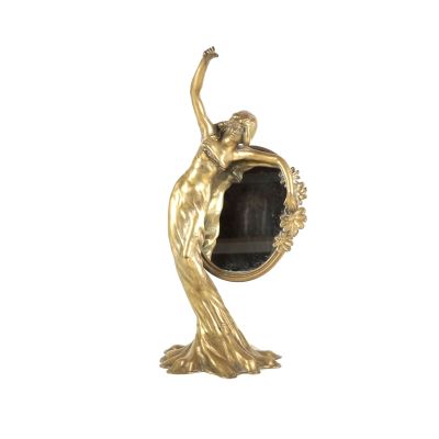 statue d'une femme tenant un miroir dans la main droite