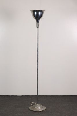 une photo d'un lampadaire avec un pied en métal et un abat-jour noir