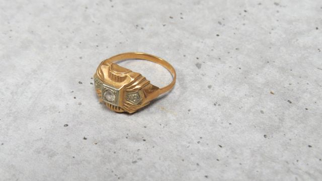 Bague en or 750‰ à décor d’une petite pierre blanche (test diaman...