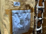 de nombreux sacs de nourriture posés par terre dans une pièce