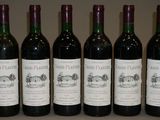 six bouteilles de vin sont alignées sur une table