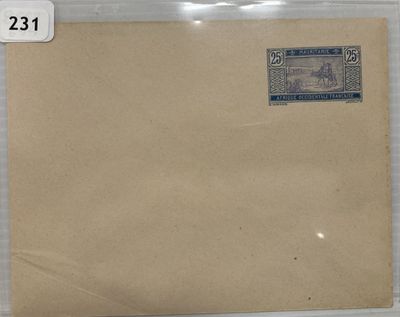 une vieille enveloppe avec un timbre, posée sur une table