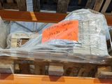 un tas de bois posé sur une palette, sur laquelle est accrochée une pancarte