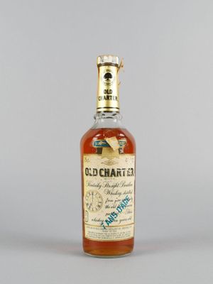 une photo d'une bouteille de whisky « Old Chartet » posée sur une table