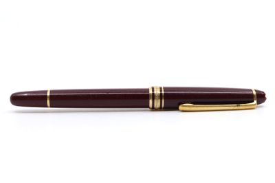 un stylo posé sur une surface blanche