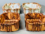 deux chaises marron placées l'une à côté de l'autre