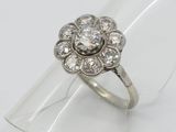 un gros plan d'une bague ornée d'un motif floral sur le dessus