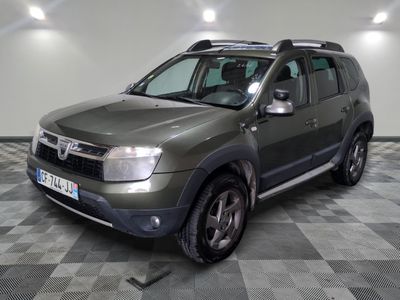une photo d'un SUV gris garé dans un garage