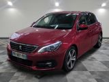 la voiture rouge est garée sur un sol en damier dans le garage